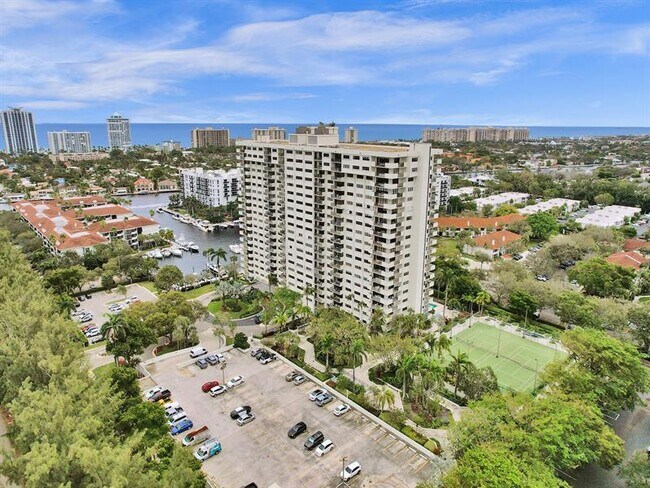 Building Photo - 3200 Port Royale Dr N