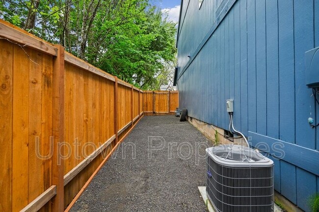 Building Photo - 6133-6135 SE Frances St.