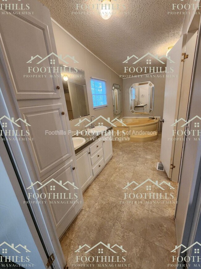 Building Photo - 240 Latham Dr