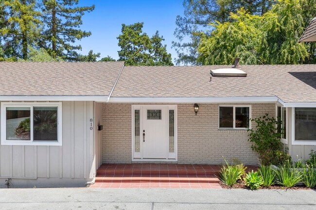 Building Photo - Spacious Menlo Park Retreat with 6 Bedroom...