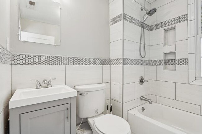 Building Photo - 710 W 31st St