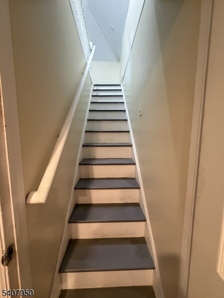 Building Photo - 726 E 6th St