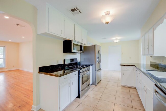 Building Photo - 8807 McAvoy Dr