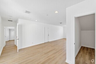 Building Photo - LARGE 3-bed, 3-bath townhome with 2-car ga...