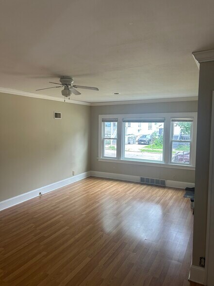 Building Photo - 3041 S Hanson Ave