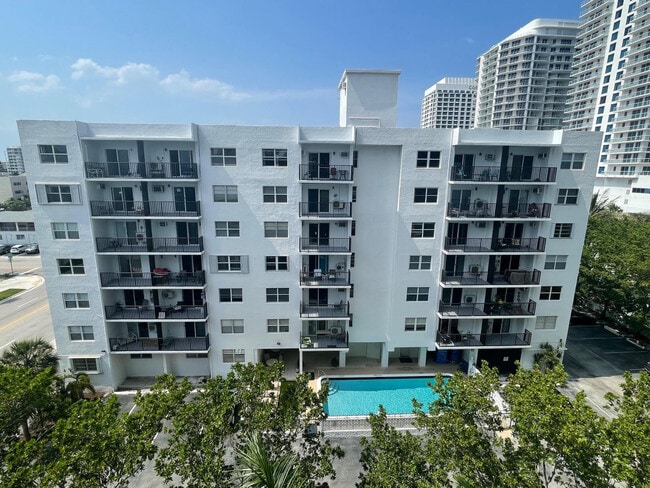 Building Photo - 3000 Riomar St