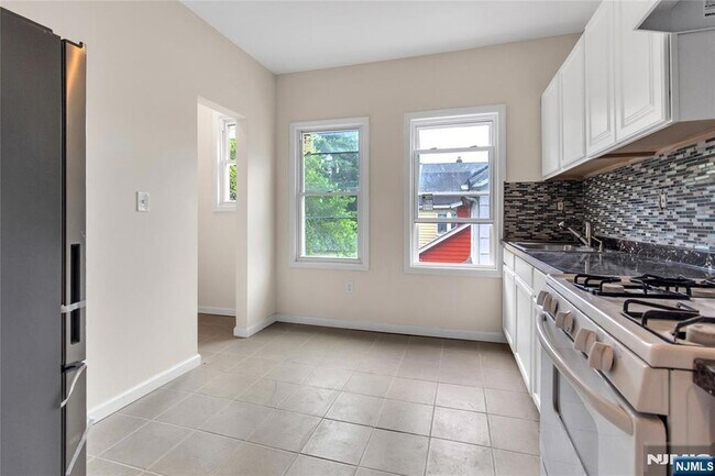 Building Photo - 247 Duane St