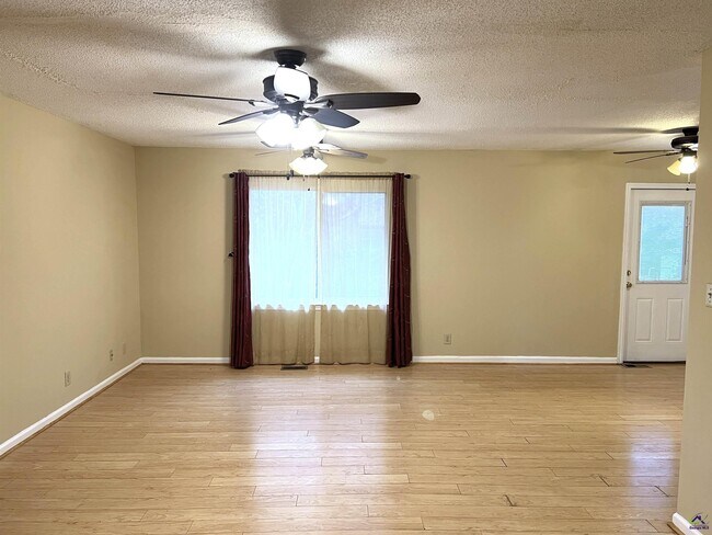 Building Photo - 212 Highland Dr