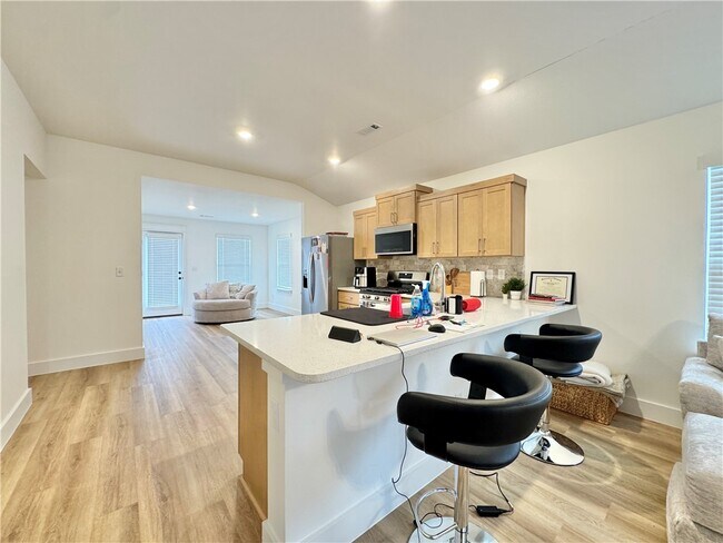 Building Photo - 681 Kendra St