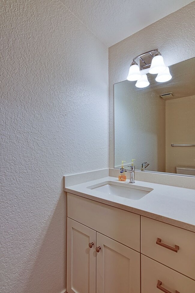 Building Photo - Stylishly Remodeled Condo in Prime Center Park Location