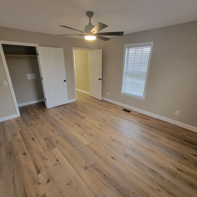 Building Photo - 3/2 Single Family- Full Unfinished Basement- Renovated House