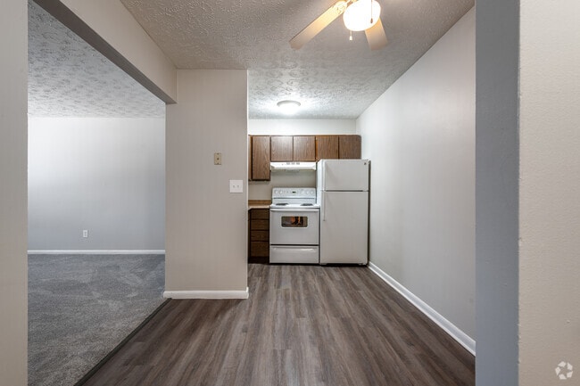 1BR, 1BA - 588SF - Cedarwood Court Apartments