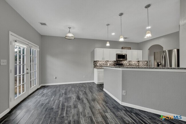 Building Photo - 400 Summer Dr