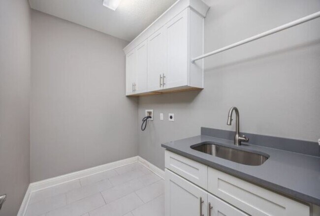 Building Photo - 77 Perimeter Pl