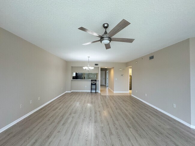Building Photo - Country Club 6103