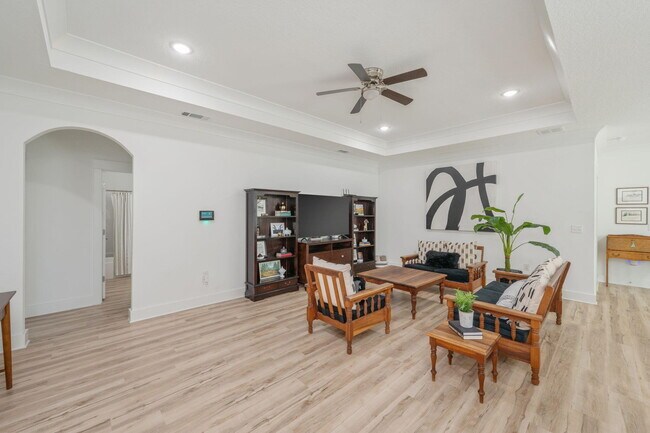Building Photo - 667 Red Fern Rd