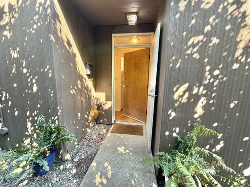 Building Photo - Charming 1-Bedroom Retreat in Queen Anne - Near Fremont! Available Now!