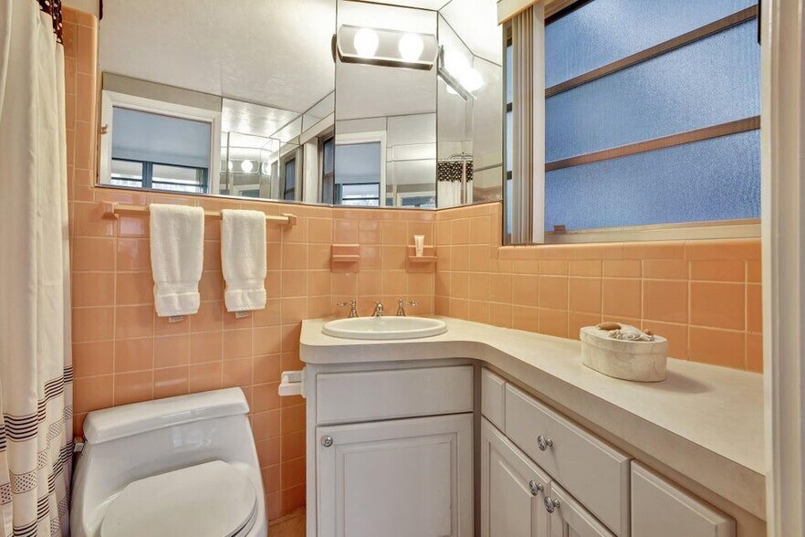Building Photo - 2727 Yacht Club Blvd