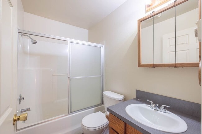 Building Photo - *MOVE IN SPECIAL** Close To The Heart of Down Town Lebanon!