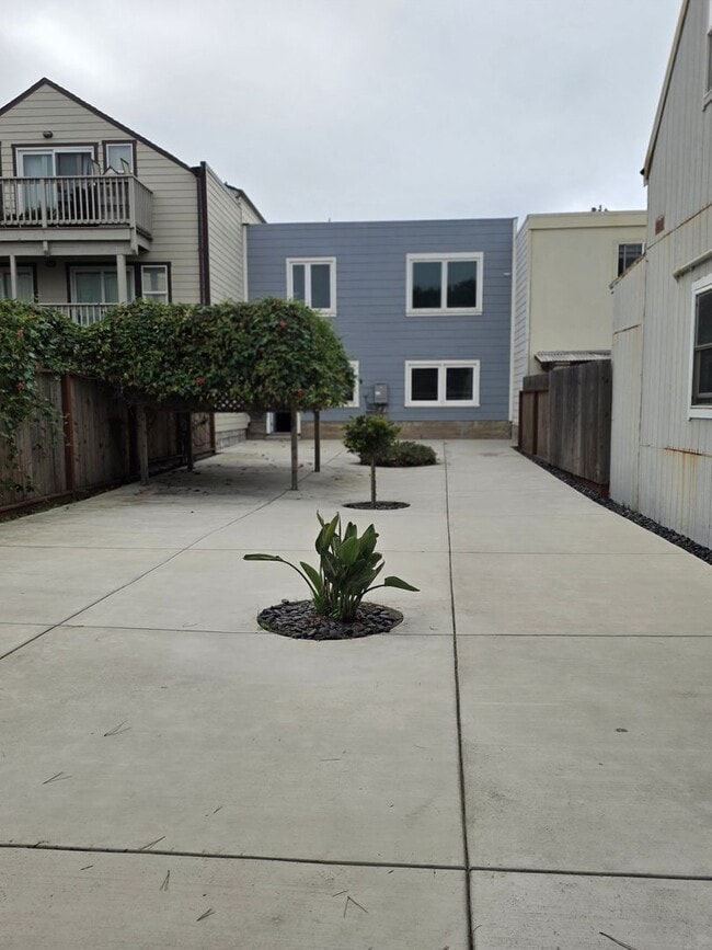 Building Photo - Remodeled Home 2 Blocks from Ocean Beach