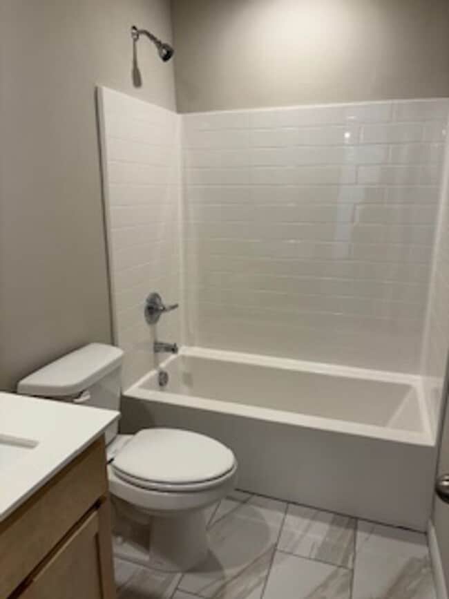 Building Photo - Charming Home! First Month Free!