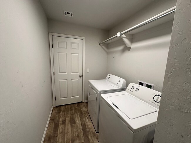 Building Photo - 3 Bed, 2 Bath Home for Rent in Yukon
