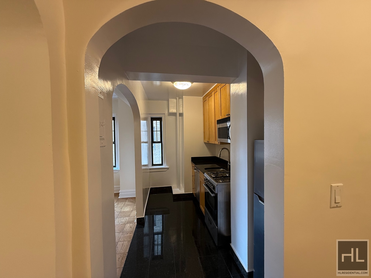 Building Photo - AMAZING ONE BEDROOM APARTMENT!! AMAZING DE...