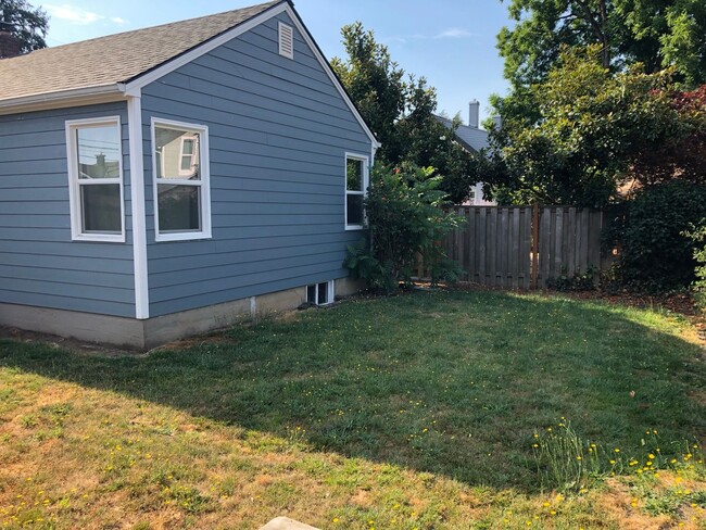 Building Photo - 2 Bed/1 Bath Bungalow in Downtown McMinnville