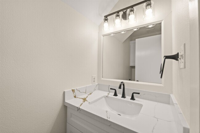 Building Photo - 3711 Fernview Dr