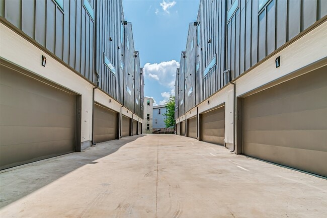 Building Photo - 6028 Lewis St