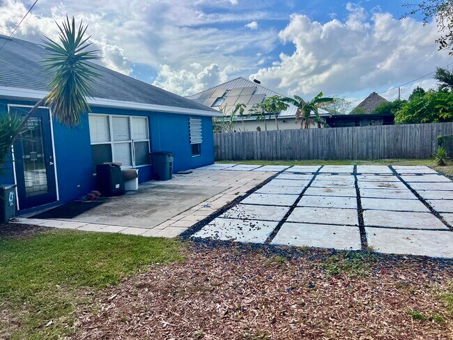 Building Photo - 701 SW Sarazen Ave