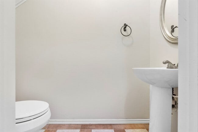 Building Photo - 510 Crestwater Ct