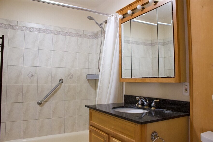 Building Photo - 114 Thorndike St