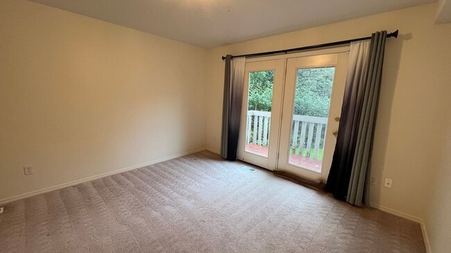 Building Photo - (3) Bedroom, (2) Bathroom Townhouse in Ind...