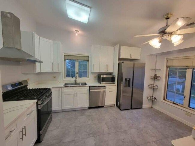 Building Photo - 583 W Parkside Dr