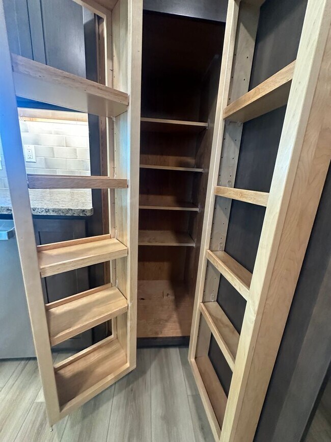 Building Photo - 2 bed, 1 Bath, 1 Car Garage, - Modern Insi...
