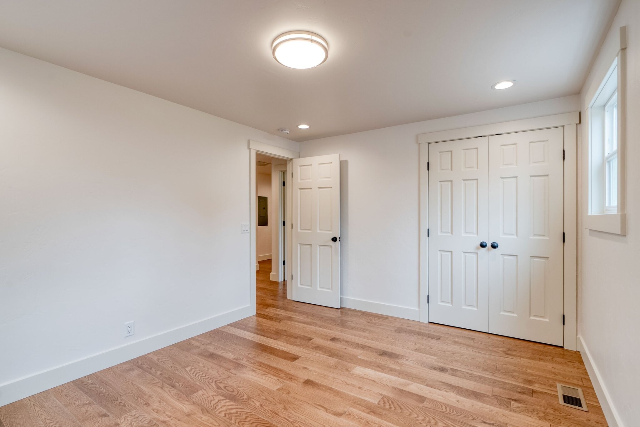 Building Photo - 921 Columbia Ave