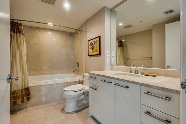 Building Photo - Turnberry Towers 1904E-Strip/Golf/City Views from this Fully Furnished 1Bd Residence