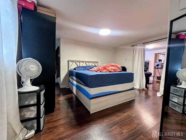 Building Photo - 136 Broad St