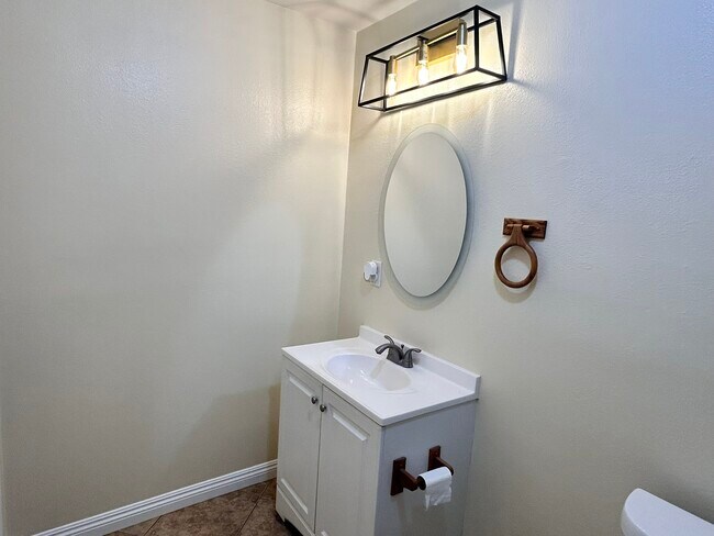 Building Photo - 5795 Kenwood Pl