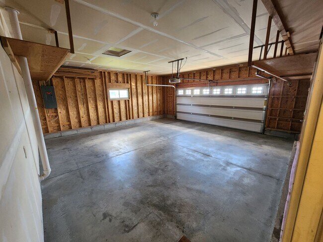 Building Photo - * 3 - 2 - 1 SPECIAL! * 4 Bedroom, 3 Bathro...