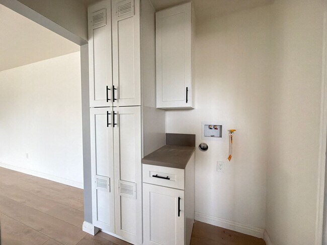 Building Photo - 2400 Del Mar Ave
