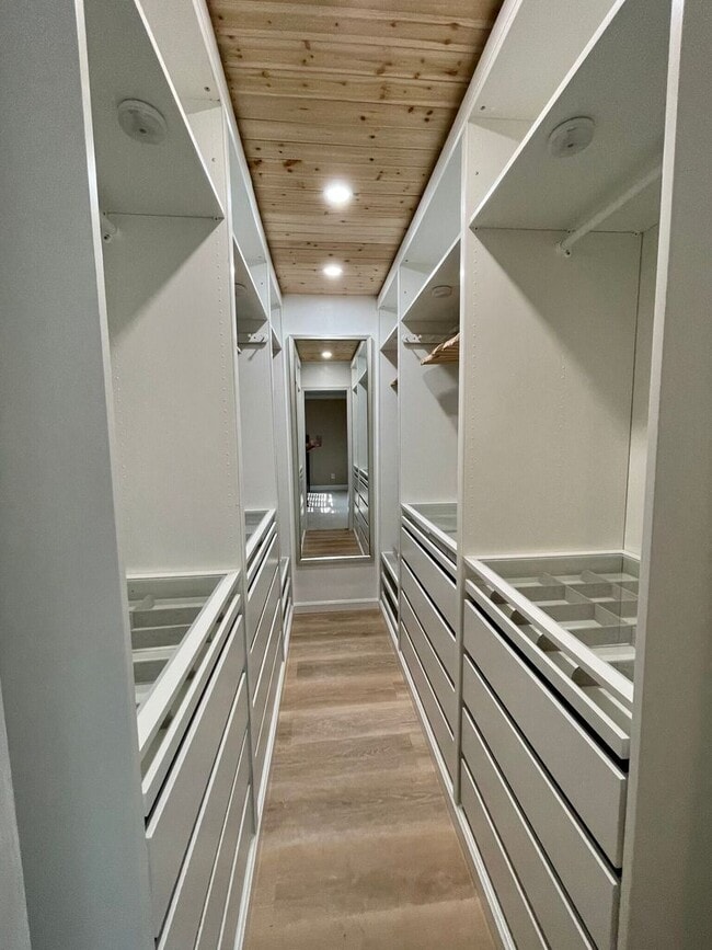 Building Photo - Beautiful Waterfront home with private dock