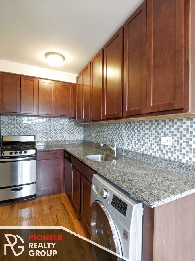 Building Photo - 560 W Arlington