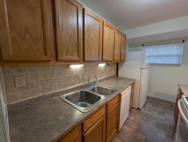 Building Photo - Glen Garry Goregeous - Section 8 Friendly!