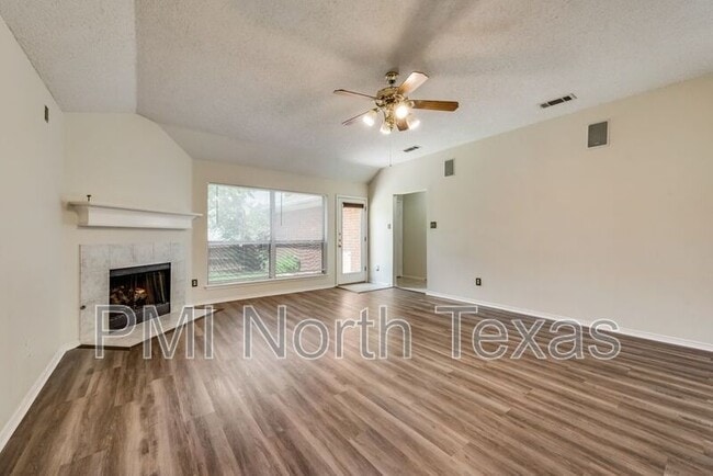 Building Photo - 8101 Hyde Park Dr