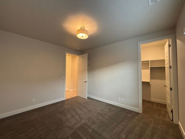 Building Photo - SPACIOUS SINGLE LEVEL HOME IN WASHINGTON F...