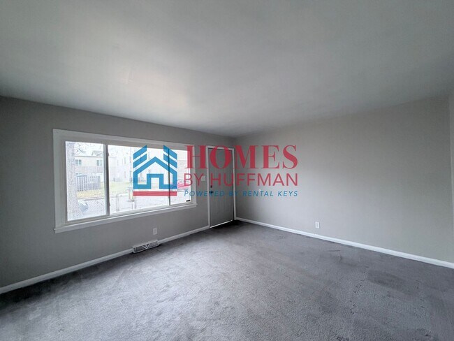 Building Photo - Four Bedroom House