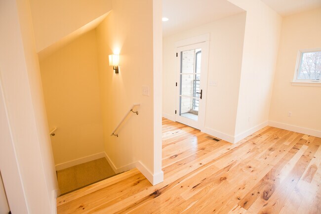 Building Photo - 18 E Beall St