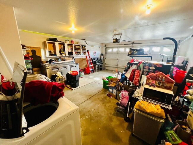 Building Photo - Spacious Single-Story 4 Bedroom Home with Lovely Backyard